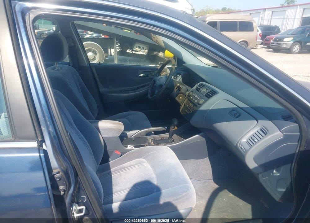 2000 HONDA ACCORD 2.3 LX VIN: 1HGCG5649YA135940