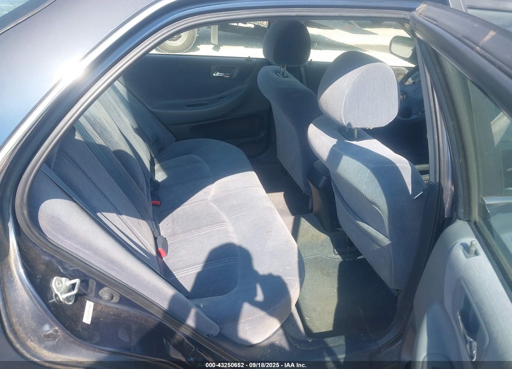 2000 HONDA ACCORD 2.3 LX VIN: 1HGCG5649YA135940