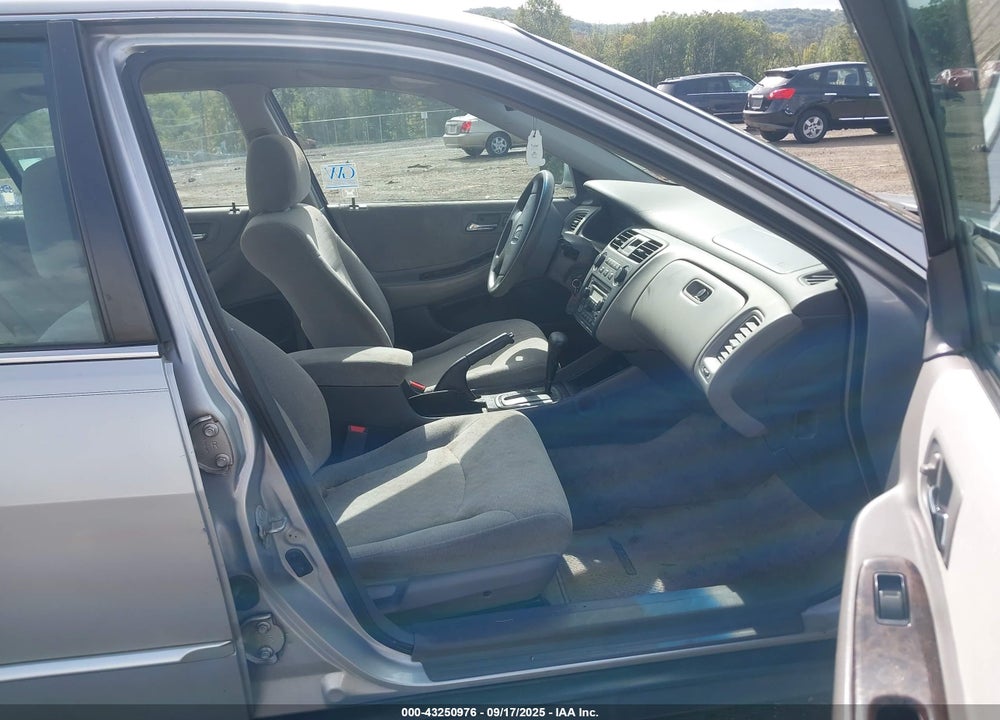 2002 HONDA ACCORD 2.3 EX/2.3 SE VIN: 1HGCG668X2A136918