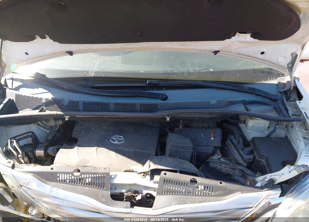 2011 TOYOTA SIENNA LIMITED VIN: 5TDDK3DCXBS004221