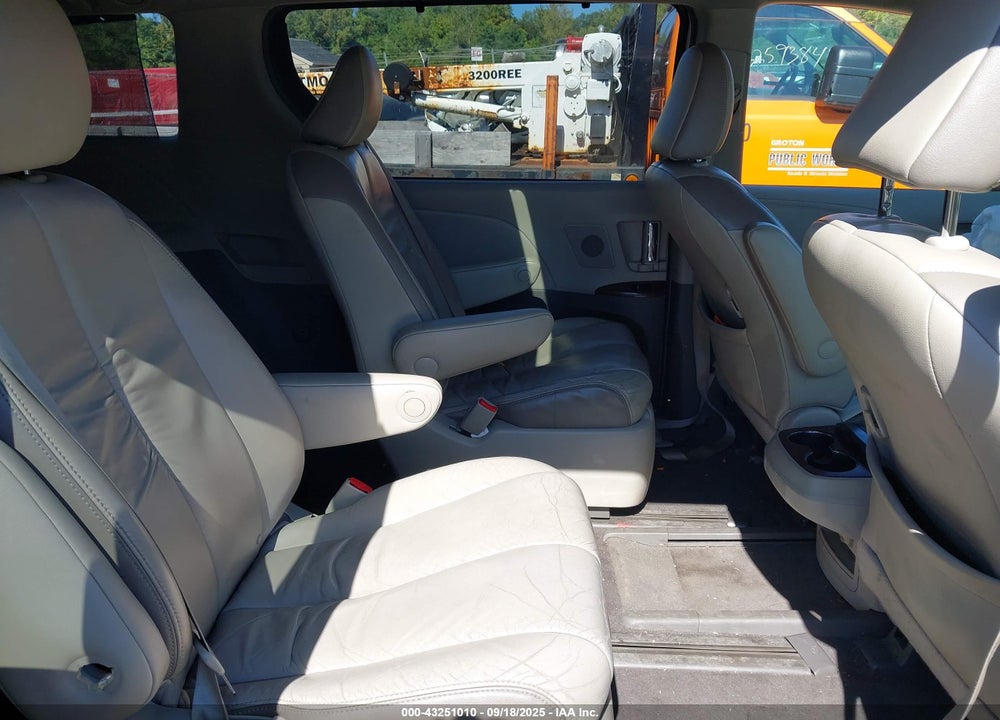 2011 TOYOTA SIENNA LIMITED VIN: 5TDDK3DCXBS004221