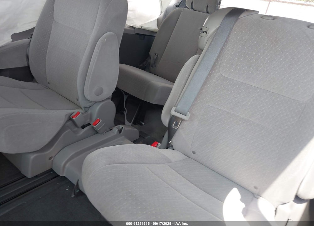 2015 TOYOTA SIENNA LE 8 PASSENGER VIN: 5TDKK3DC4FS575233