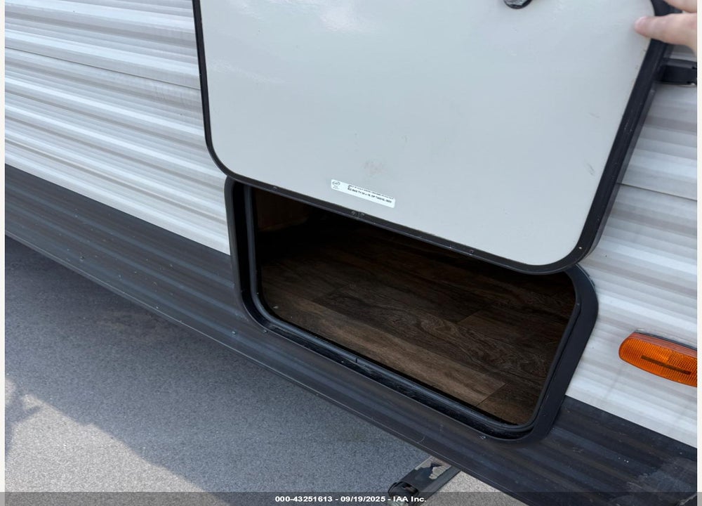 2017 AVENGER TRAVEL TRAILER VIN: 5ZT2AVPB7HB913749