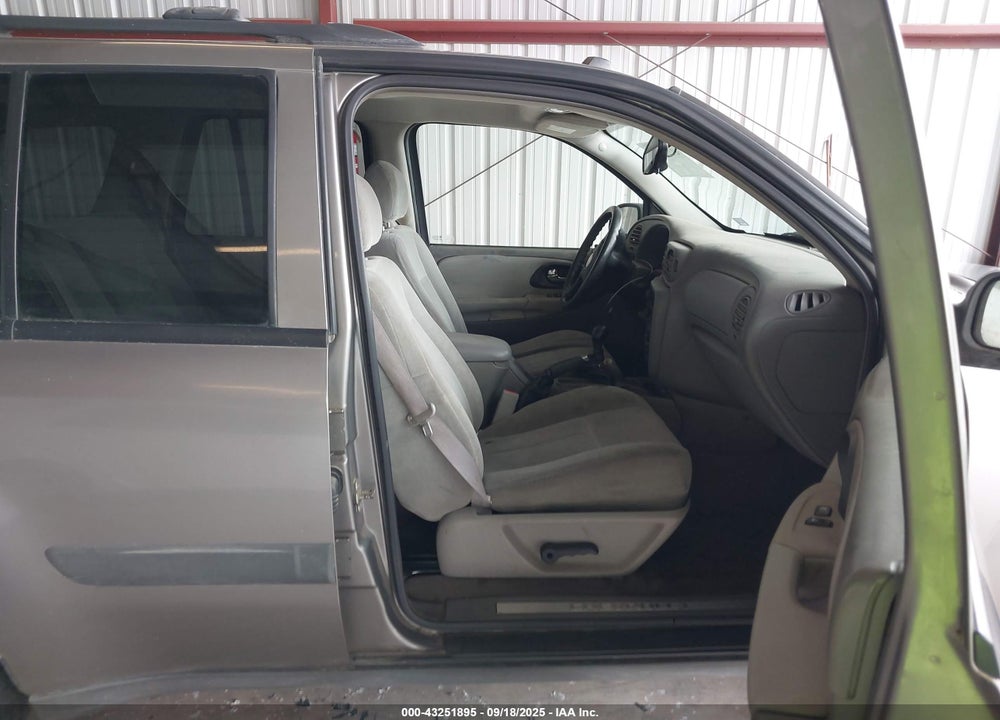 2005 CHEVROLET TRAILBLAZER LS VIN: 1GNDS13S052267107