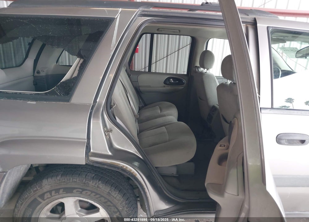 2005 CHEVROLET TRAILBLAZER LS VIN: 1GNDS13S052267107