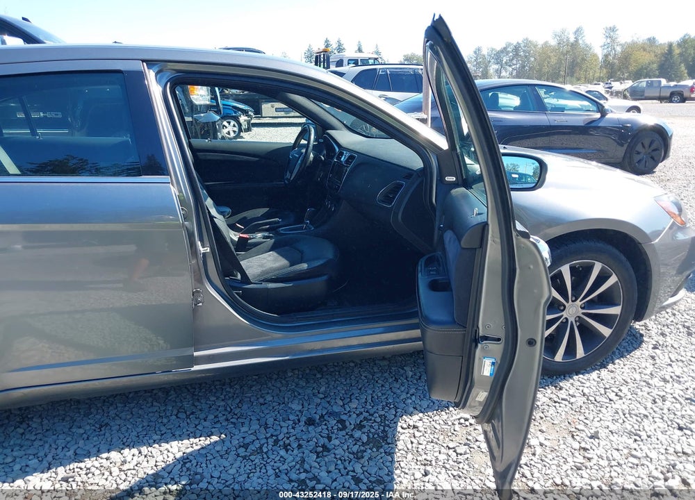 2011 CHRYSLER 200 VIN: 1C3BC8FG5BN577541