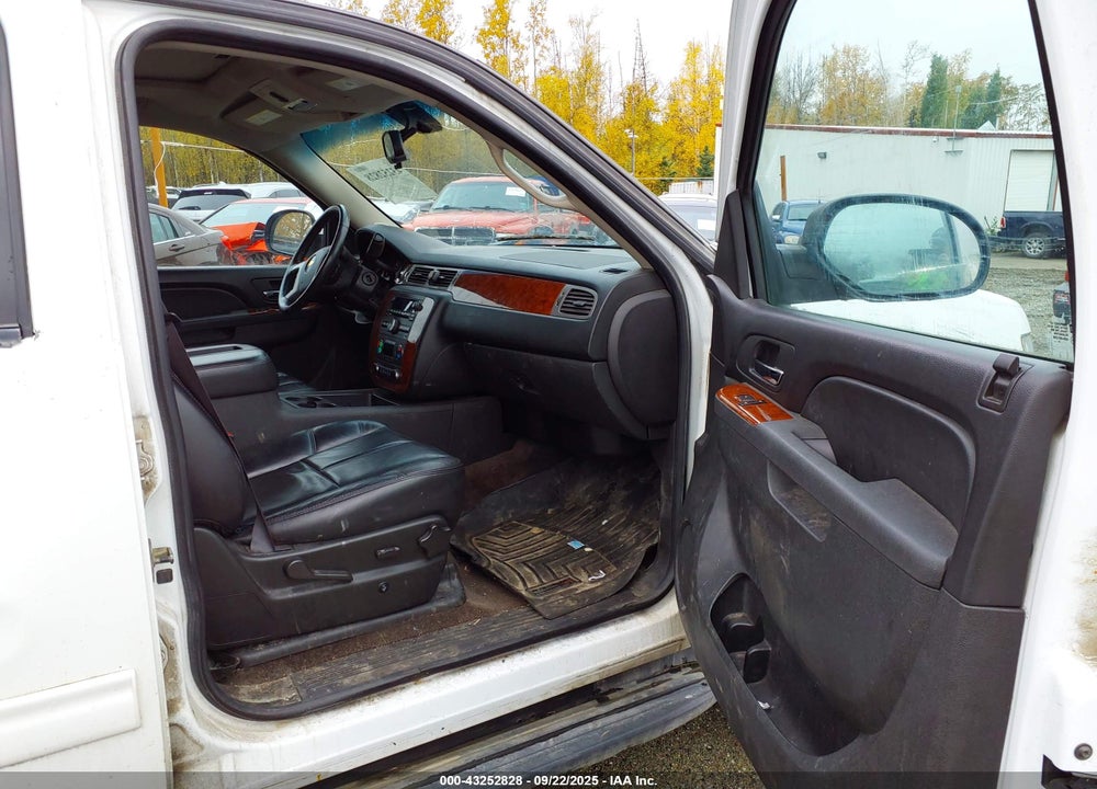 2011 CHEVROLET TAHOE VIN: 1GNSKBE08BR212318