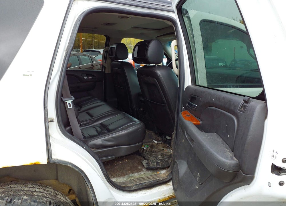 2011 CHEVROLET TAHOE VIN: 1GNSKBE08BR212318