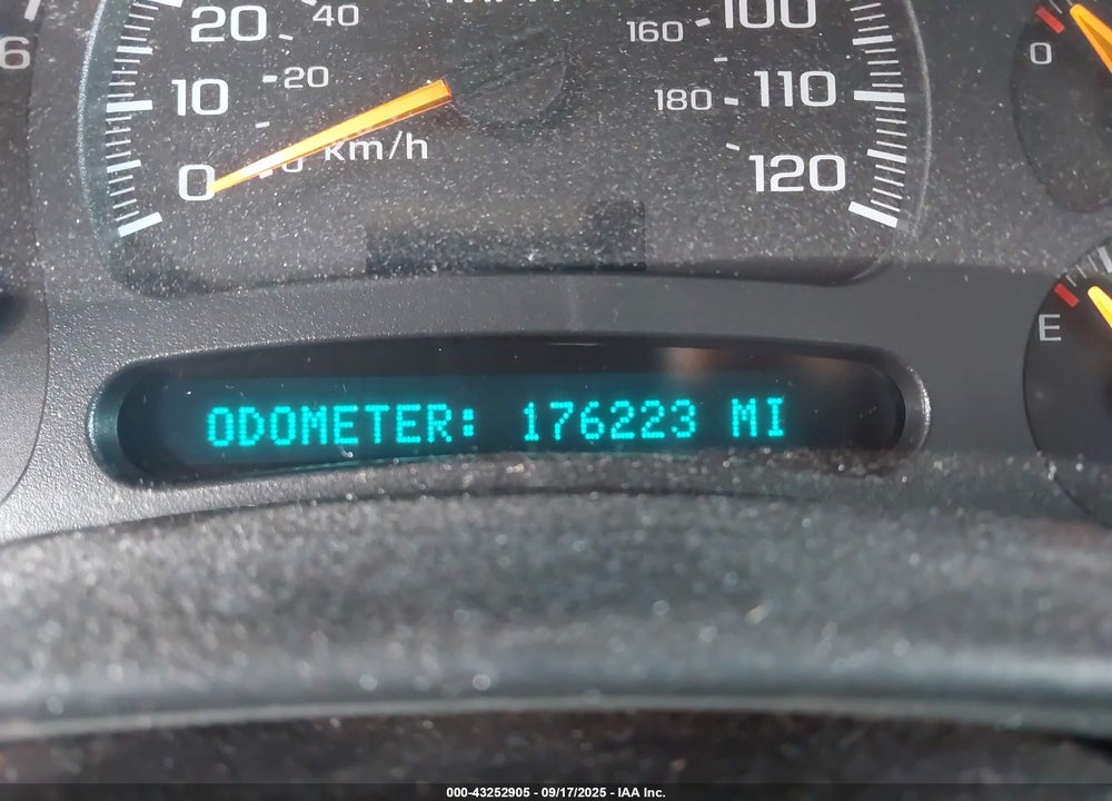 2005 CHEVROLET TAHOE LT VIN: 1GNEC13T15R126693