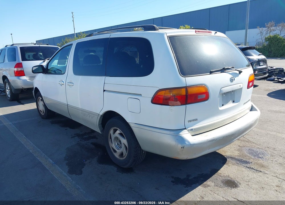1998 TOYOTA SIENNA XLE VIN: 4T3ZF13C9WU018809