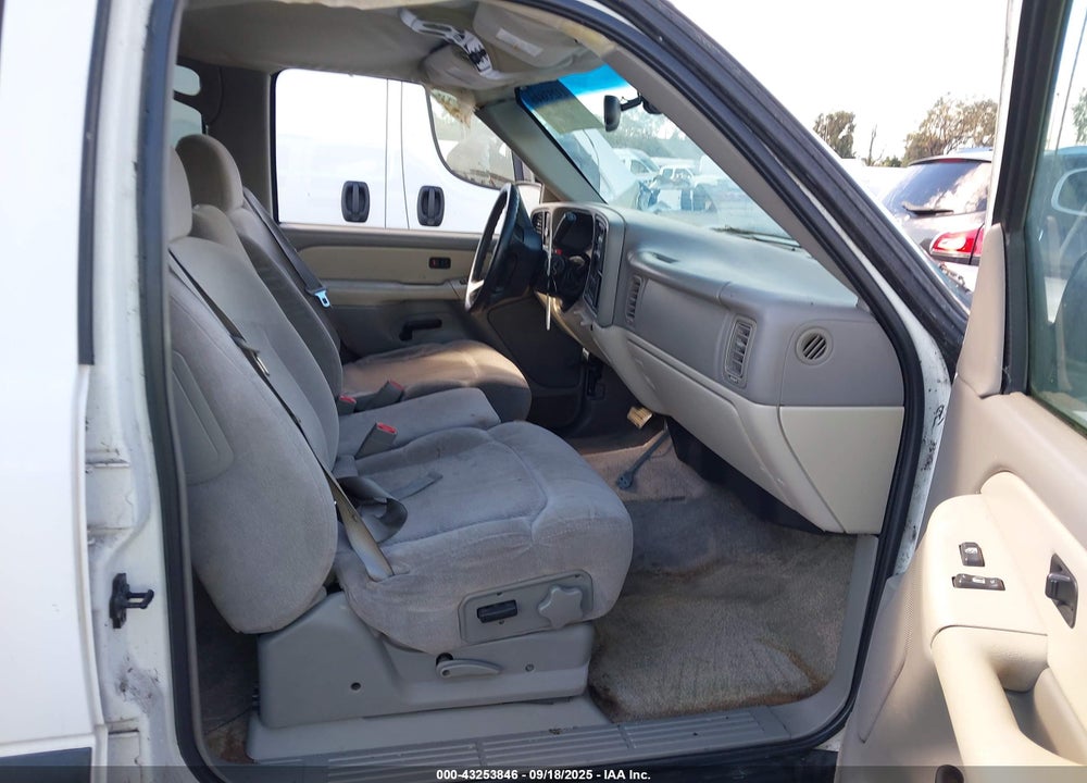 2002 CHEVROLET TAHOE LS VIN: 1GNEC13T82R295668