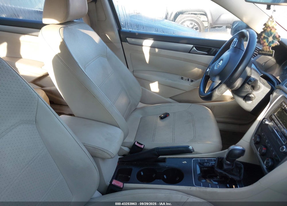 2015 VOLKSWAGEN PASSAT VIN: 1VWAS7A32FC055408