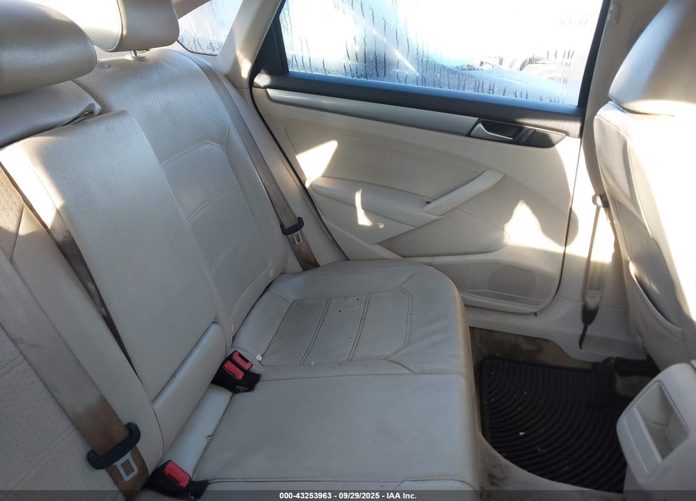 2015 VOLKSWAGEN PASSAT VIN: 1VWAS7A32FC055408