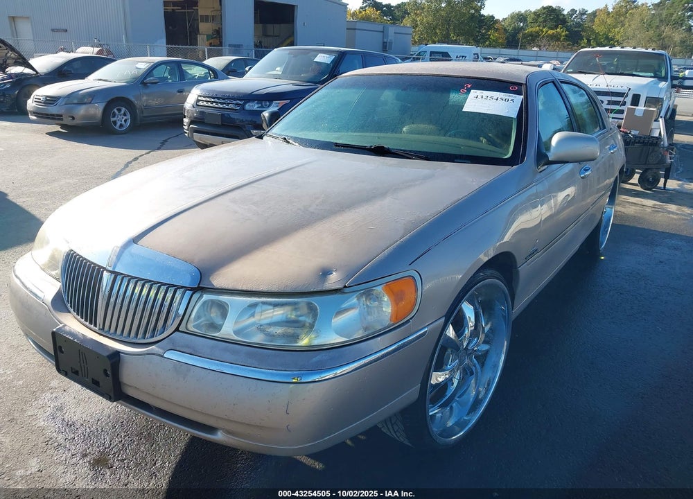 2001 LINCOLN TOWN CAR EXECUTIVE VIN: 1LNHM81W21Y672052