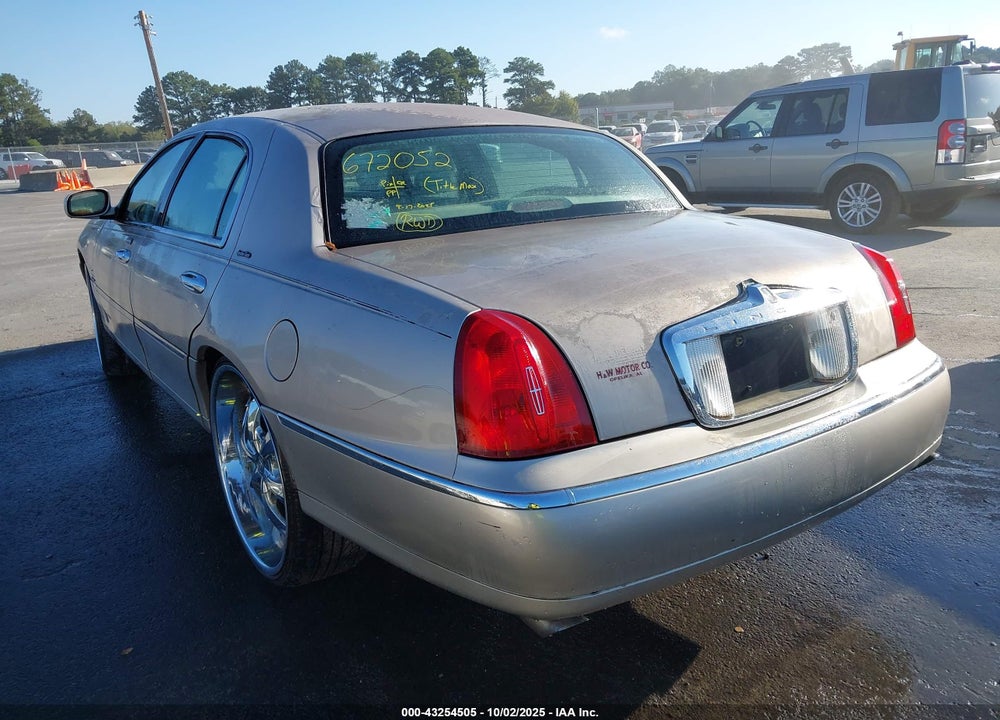2001 LINCOLN TOWN CAR EXECUTIVE VIN: 1LNHM81W21Y672052