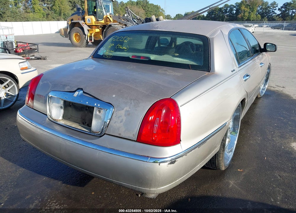 2001 LINCOLN TOWN CAR EXECUTIVE VIN: 1LNHM81W21Y672052