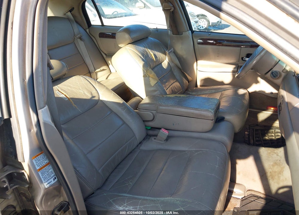 2001 LINCOLN TOWN CAR EXECUTIVE VIN: 1LNHM81W21Y672052