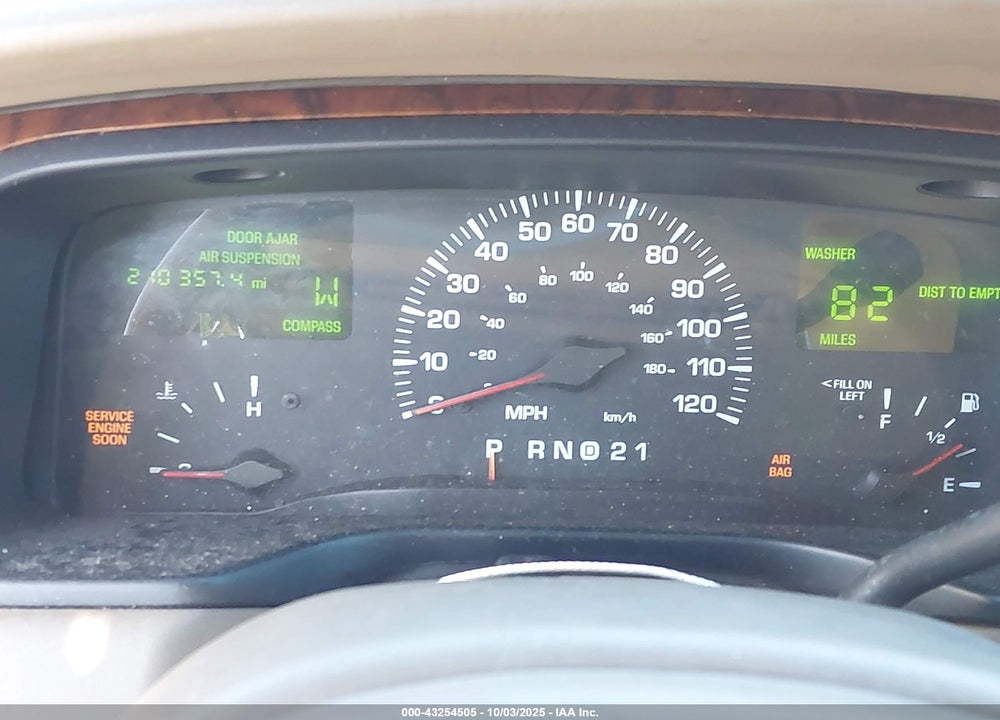 2001 LINCOLN TOWN CAR EXECUTIVE VIN: 1LNHM81W21Y672052