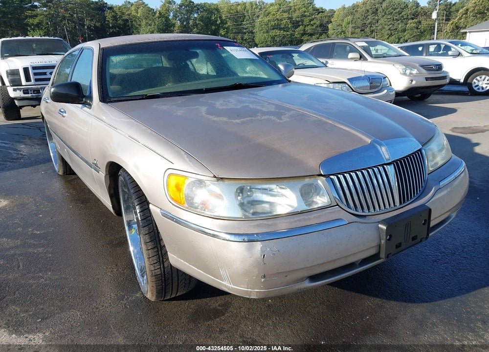 2001 LINCOLN TOWN CAR EXECUTIVE VIN: 1LNHM81W21Y672052
