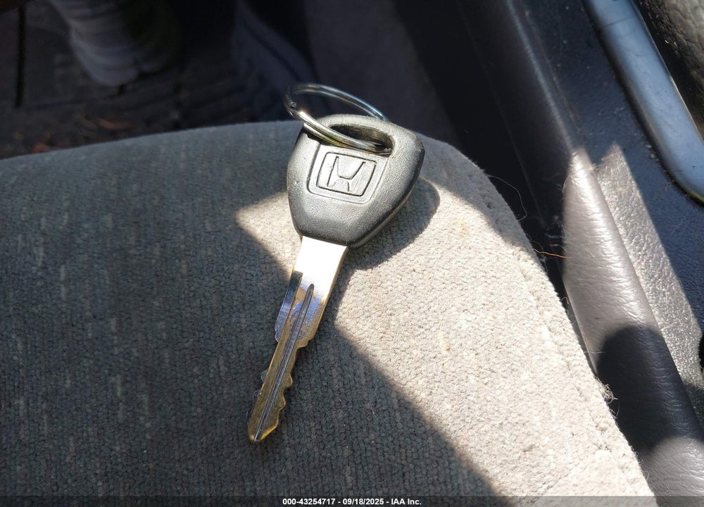 2001 HONDA ACCORD 2.3 LX VIN: 1HGCG66561A009295