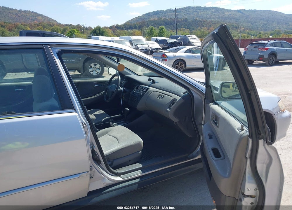 2001 HONDA ACCORD 2.3 LX VIN: 1HGCG66561A009295