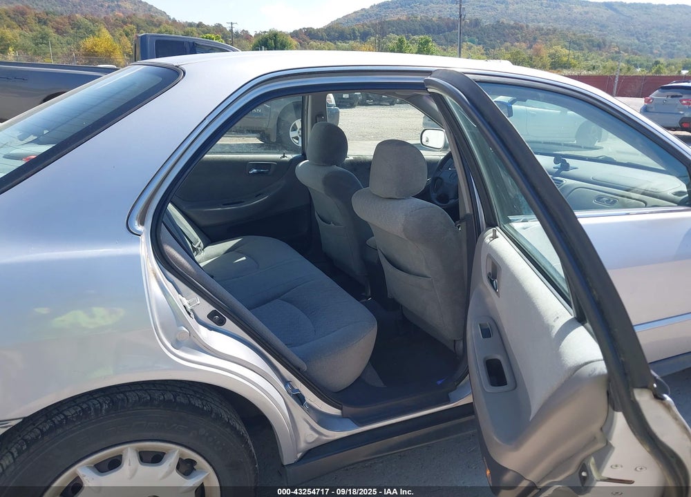 2001 HONDA ACCORD 2.3 LX VIN: 1HGCG66561A009295