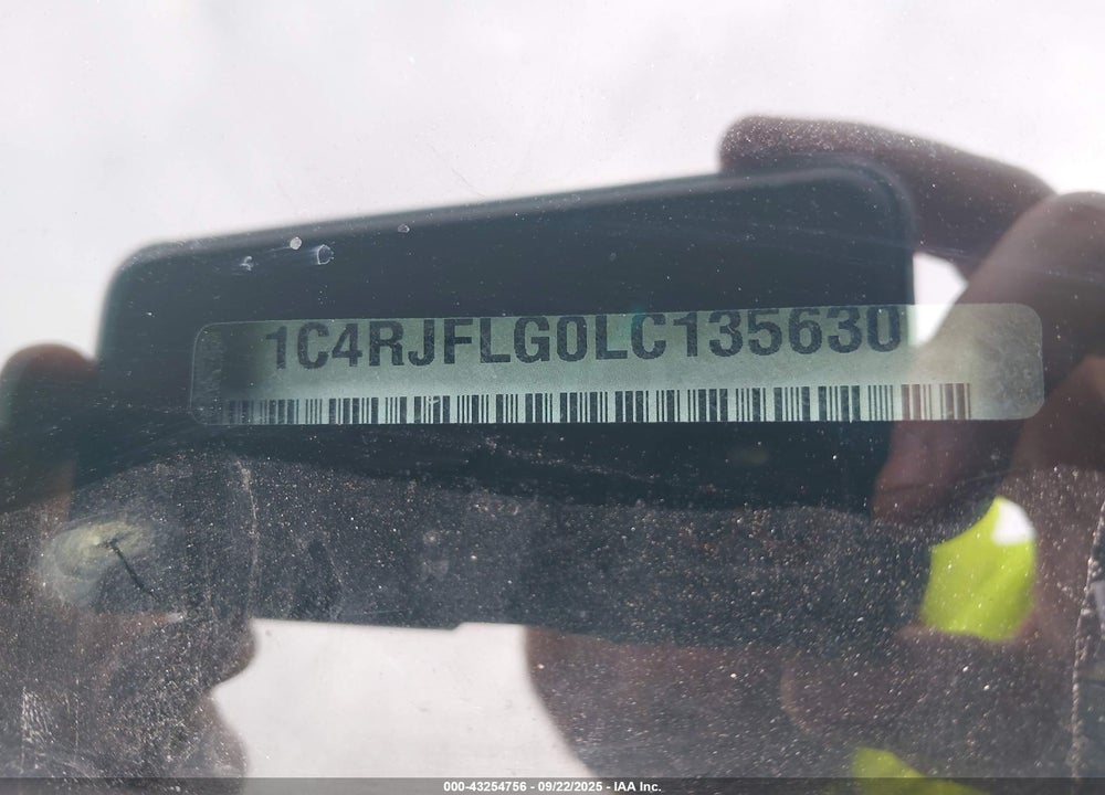 2020 JEEP GRAND CHEROKEE VIN: 1C4RJFLG0LC135630