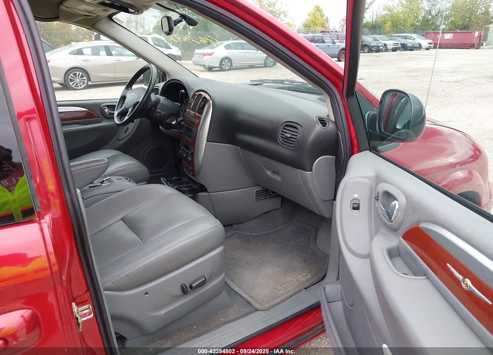2005 CHRYSLER TOWN & COUNTRY LIMITED VIN: 2C8GP64L15R365820