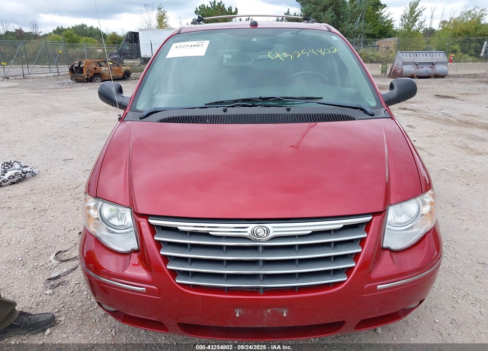 2005 CHRYSLER TOWN & COUNTRY LIMITED VIN: 2C8GP64L15R365820