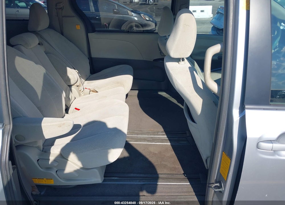2011 TOYOTA SIENNA LE V6 VIN: 5TDKK3DC7BS105983