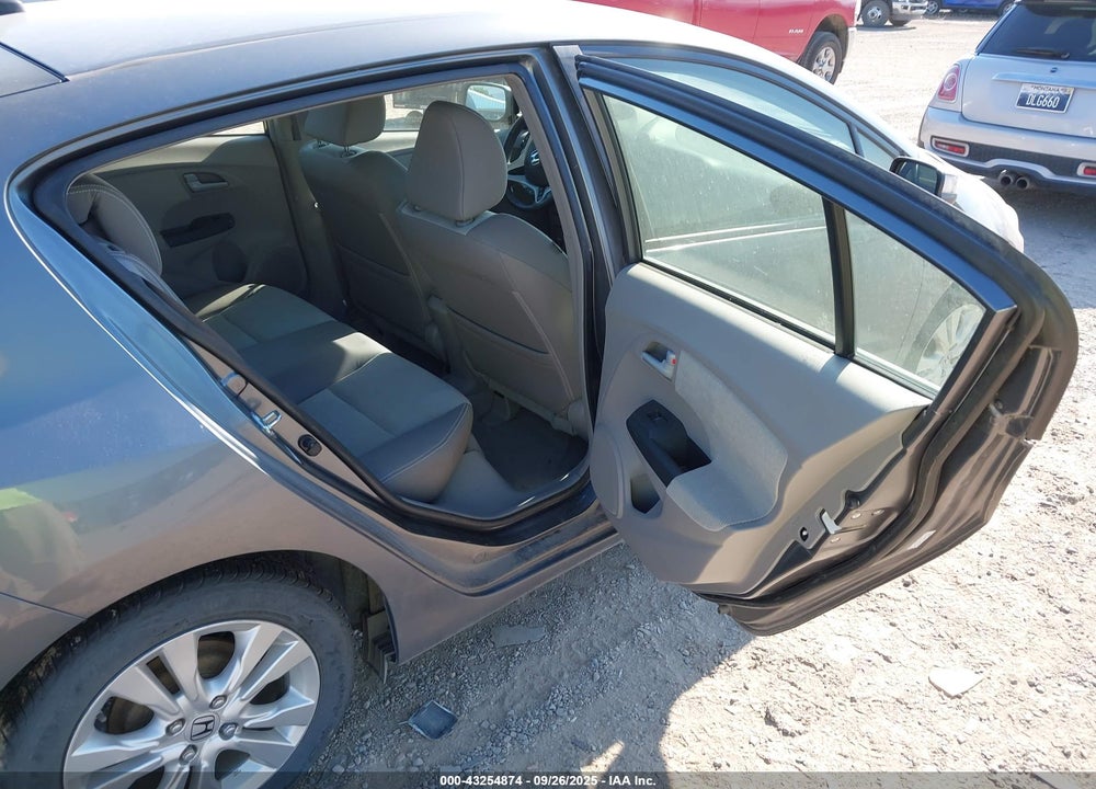 2013 HONDA INSIGHT VIN: JHMZE2H74DS002252