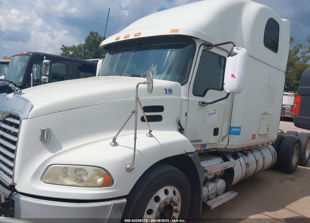 2011 MACK 600 CXU600 VIN: 1M1AW07Y1BM016346