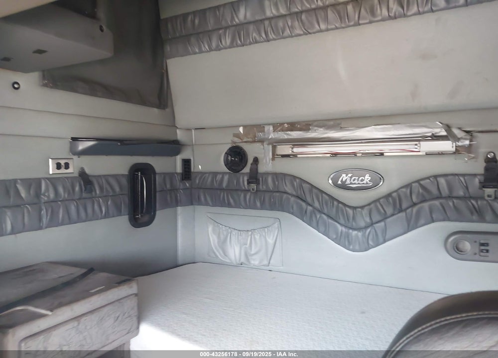 2011 MACK 600 CXU600 VIN: 1M1AW07Y1BM016346