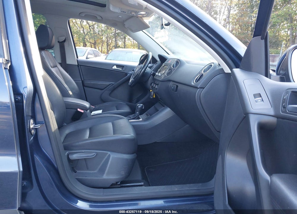 2011 VOLKSWAGEN TIGUAN VIN: WVGBV7AX8BW534048