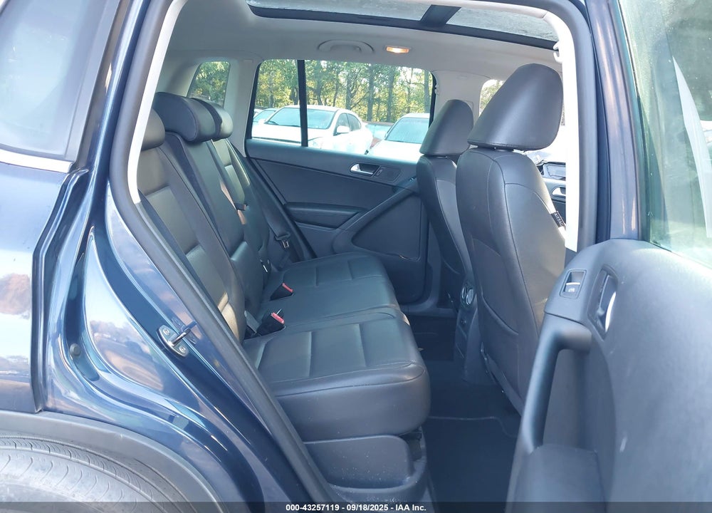 2011 VOLKSWAGEN TIGUAN VIN: WVGBV7AX8BW534048