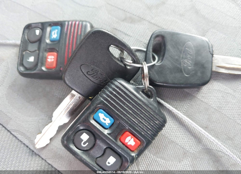 2005 FORD FOCUS ZX4 VIN: 1FAFP34N85W150073