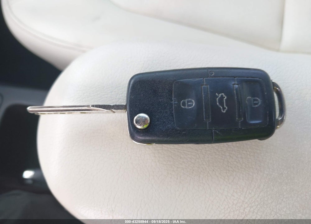 2007 VOLKSWAGEN NEW BEETLE TRIPLE WHITE VIN: 3VWFF31Y77M423385