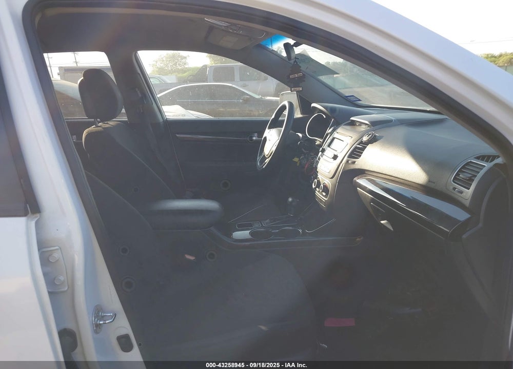2014 KIA SORENTO LX VIN: 5XYKT3A63EG515290