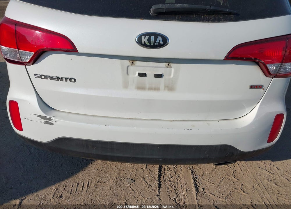 2014 KIA SORENTO LX VIN: 5XYKT3A63EG515290