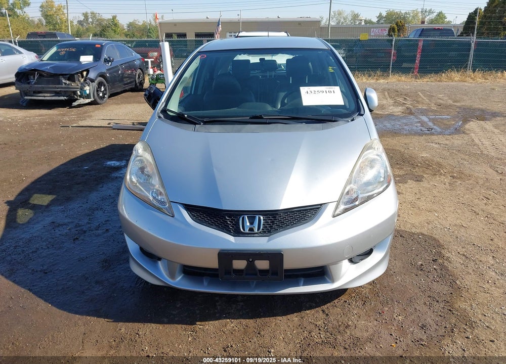 2011 HONDA FIT VIN: JHMGE8H5XBS005033