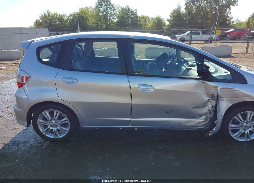 2011 HONDA FIT VIN: JHMGE8H5XBS005033