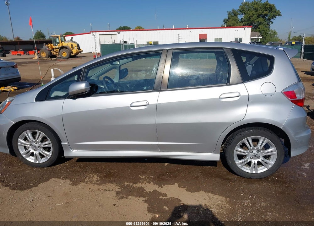 2011 HONDA FIT VIN: JHMGE8H5XBS005033