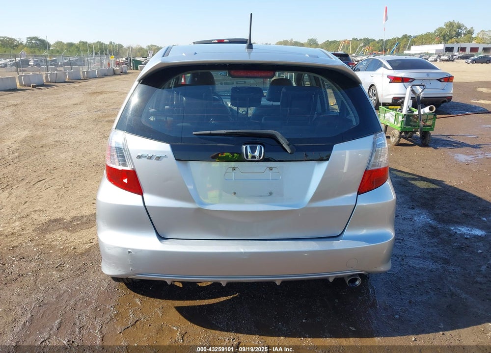 2011 HONDA FIT VIN: JHMGE8H5XBS005033