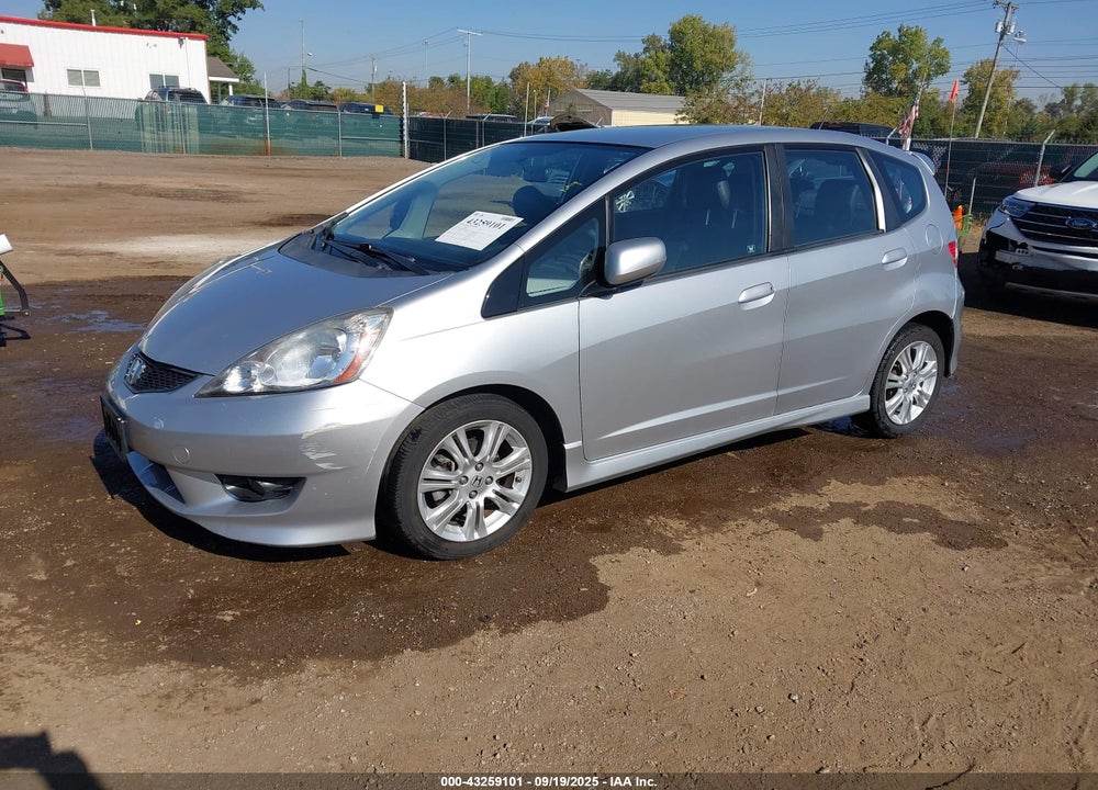 2011 HONDA FIT VIN: JHMGE8H5XBS005033