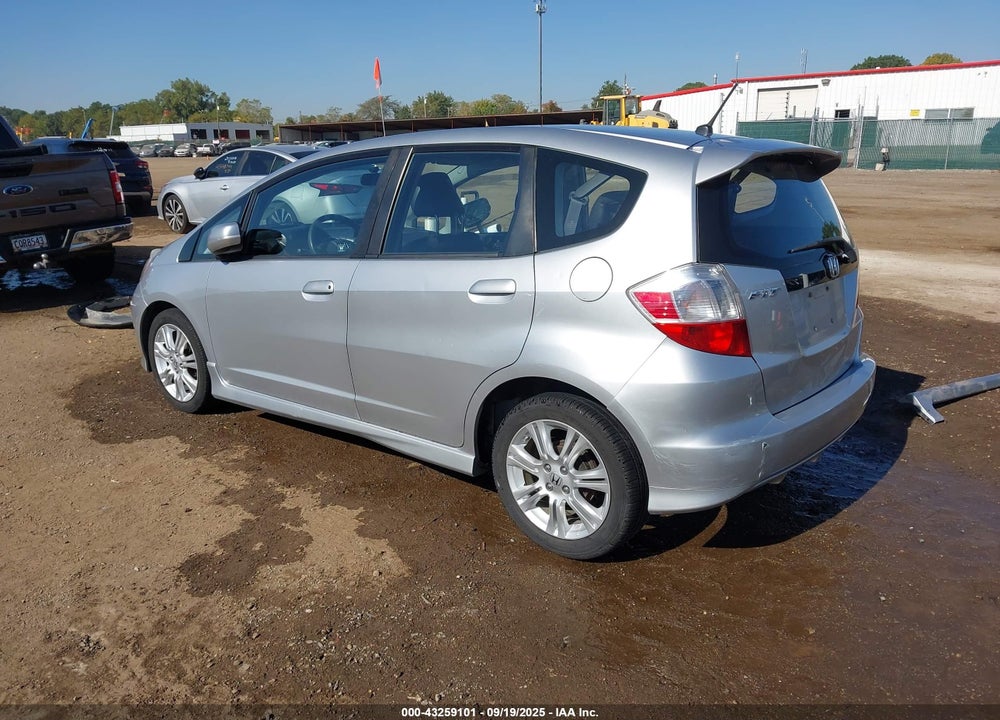 2011 HONDA FIT VIN: JHMGE8H5XBS005033