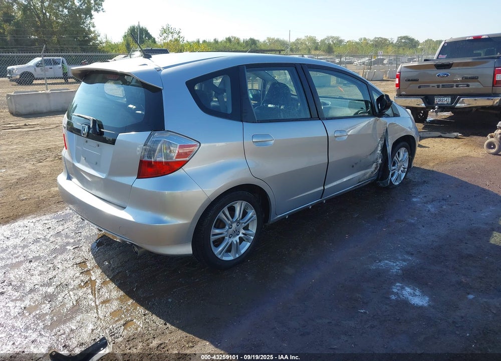 2011 HONDA FIT VIN: JHMGE8H5XBS005033