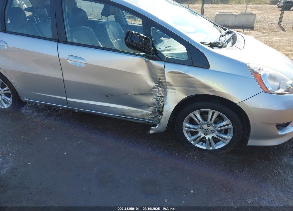 2011 HONDA FIT VIN: JHMGE8H5XBS005033