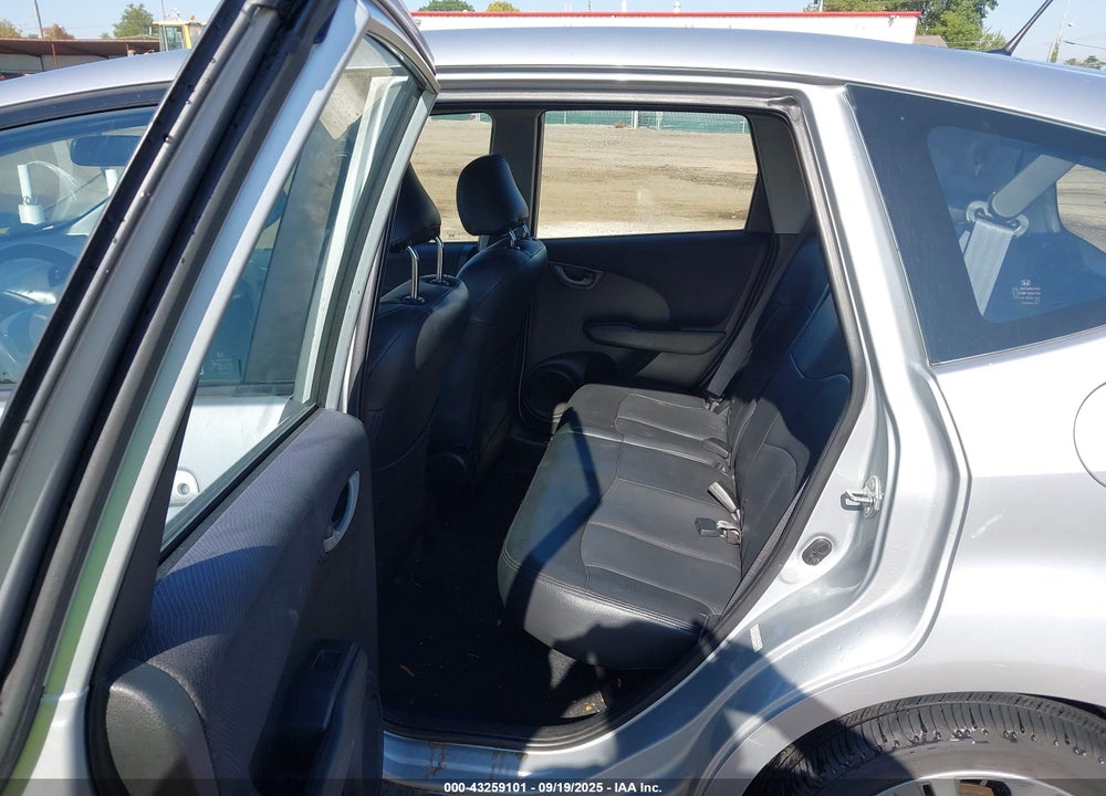 2011 HONDA FIT VIN: JHMGE8H5XBS005033