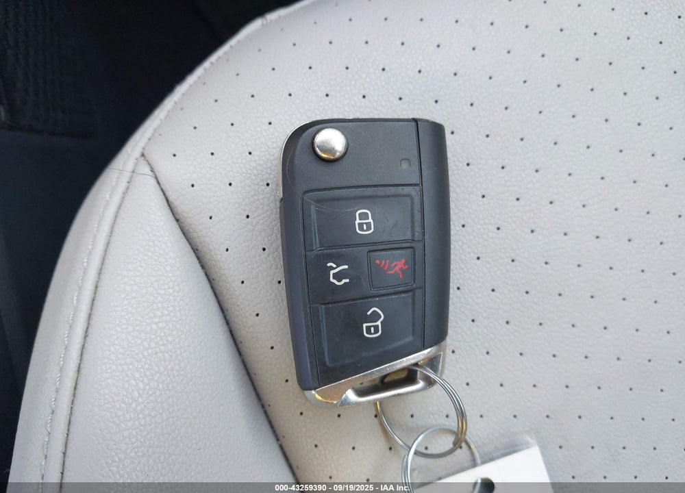 2018 VOLKSWAGEN TIGUAN VIN: 3VV2B7AXXJM123263