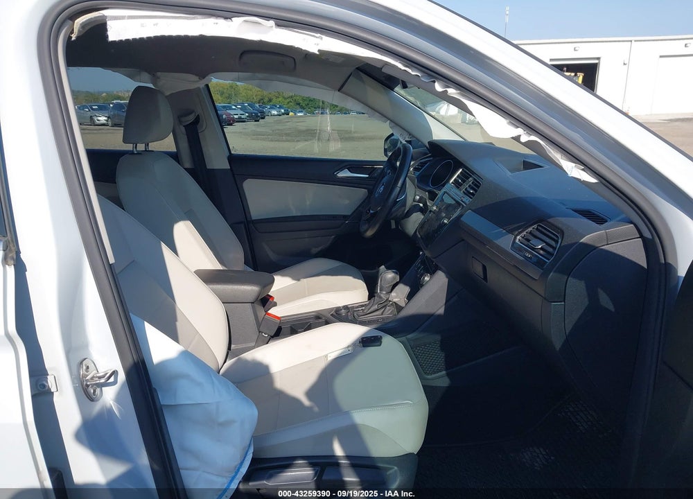 2018 VOLKSWAGEN TIGUAN VIN: 3VV2B7AXXJM123263